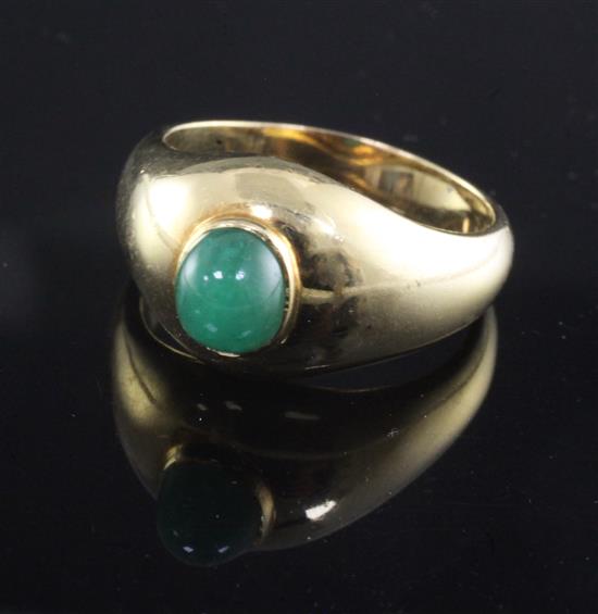 An 18ct gold and cabochon jade ring, size V.